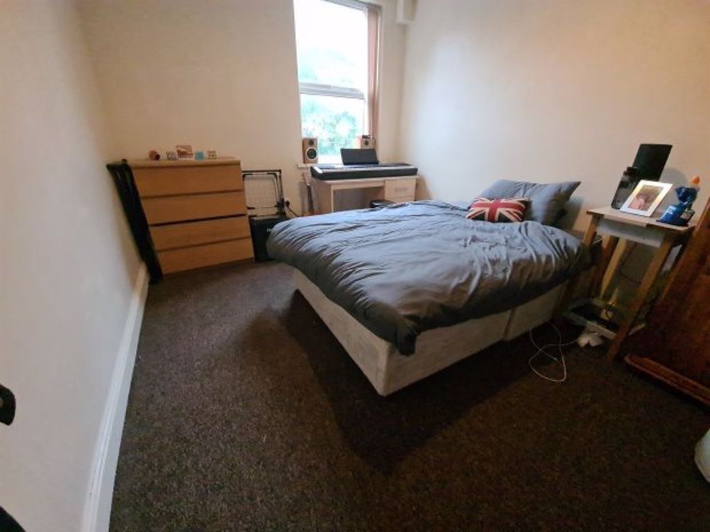 Property photo 2 of 17 Bright, Simply Furnished Double Bedroom With A Dou...