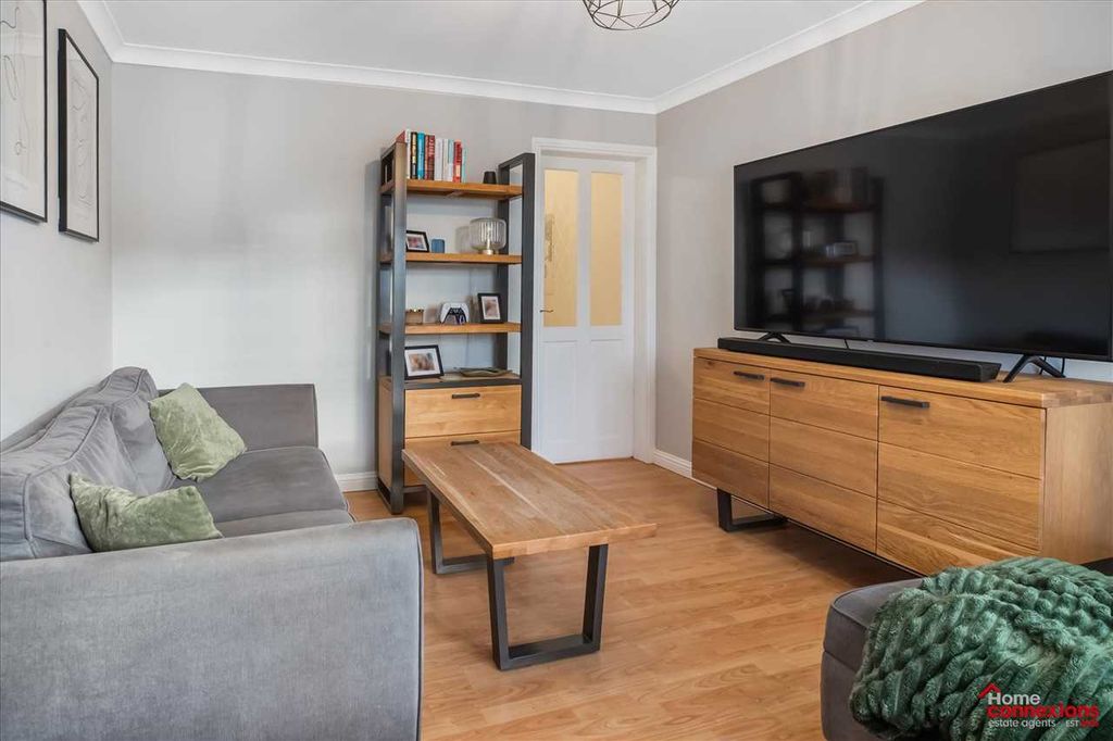 Property photo 3 of 19 Lounge (2)