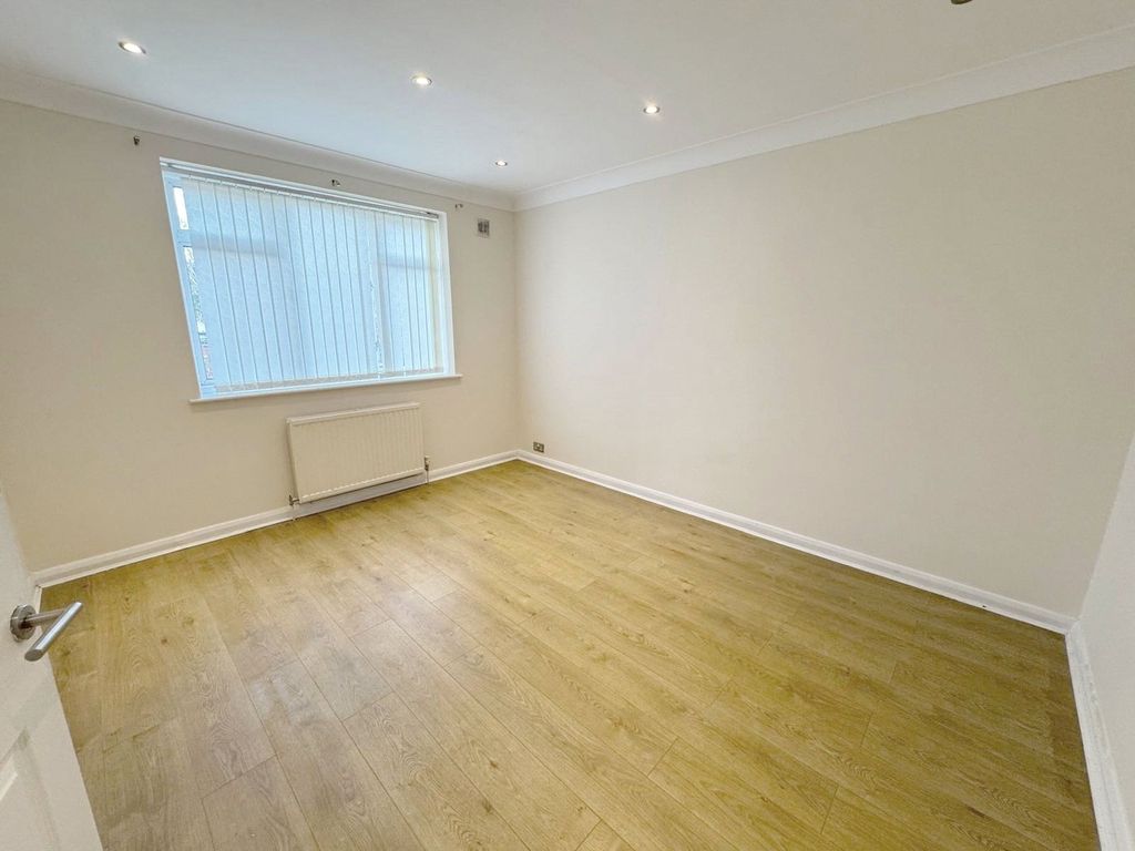 Property photo 3 of 8 Picture No. 19