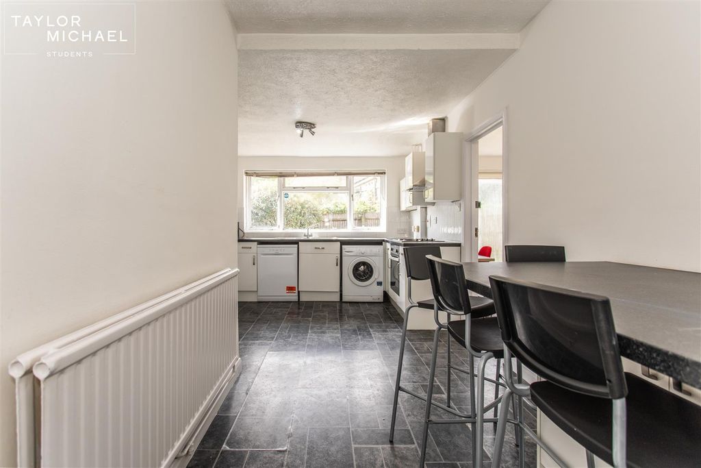 Property photo 3 of 12 Kitchen