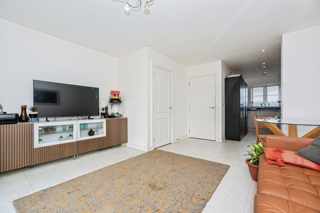 Property photo 2 of 16 Lounge