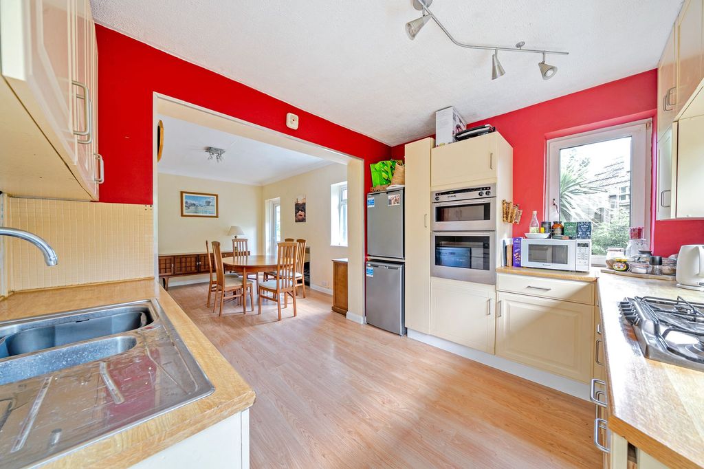 Property photo 3 of 19 Kitchen