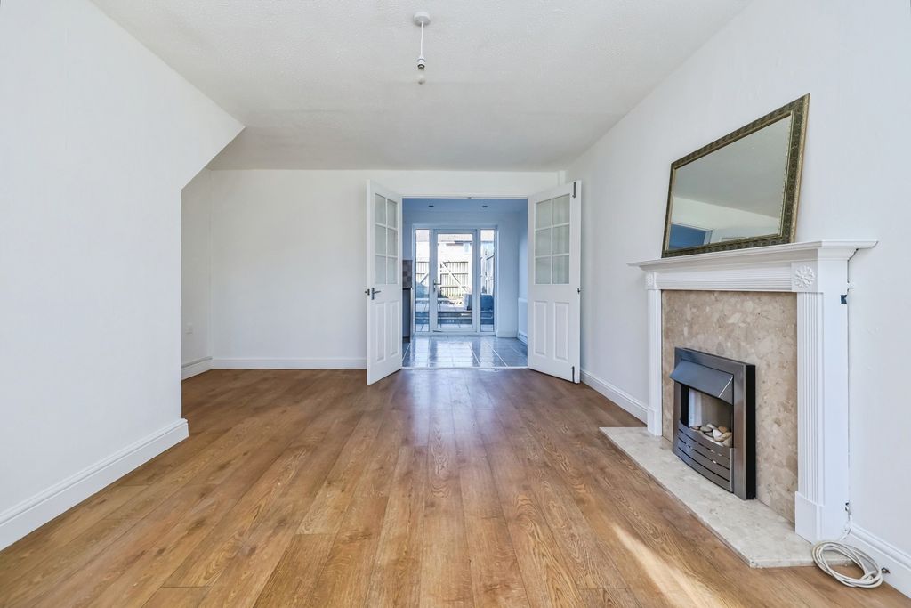 Property photo 2 of 18 Lounge