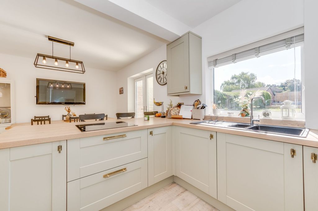 Property photo 2 of 27