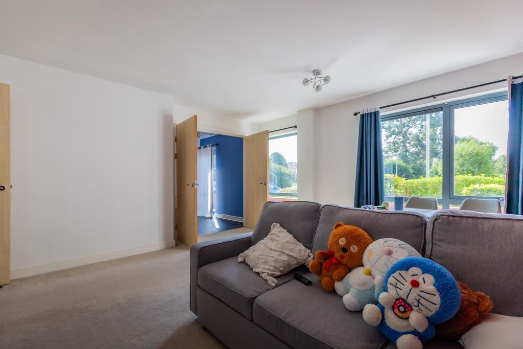 2 bed flat for salePantbach Road, Cardiff CF14 photo 4