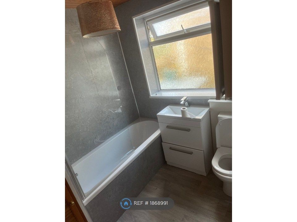 Property photo 2 of 5 Bathroom Under 1 Year Old