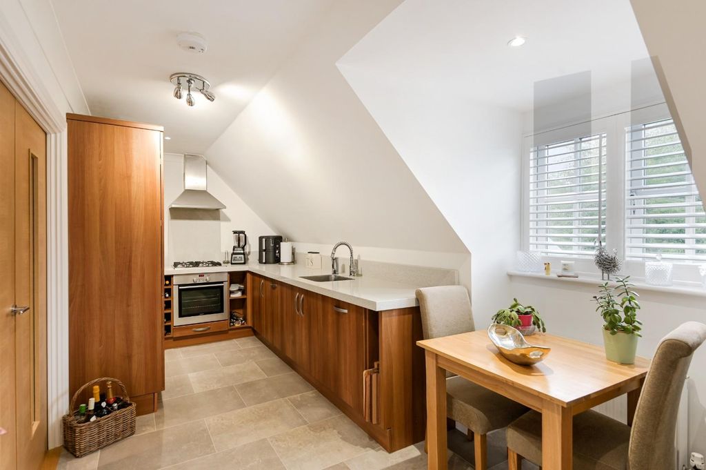 Property photo 2 of 14 Highdown Close,10 (11).Jpg