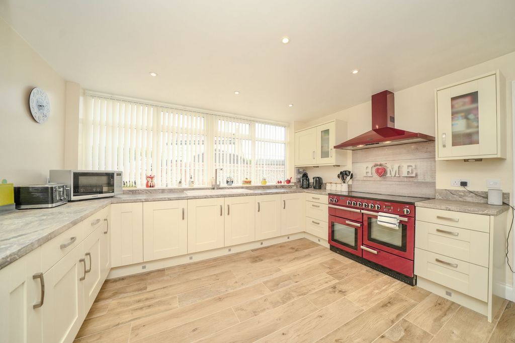 Property photo 2 of 32