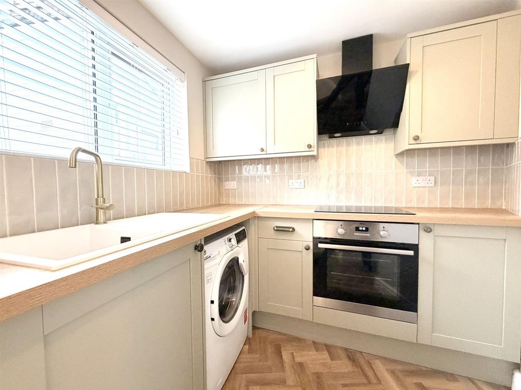 Property photo 2 of 7 Kitchen