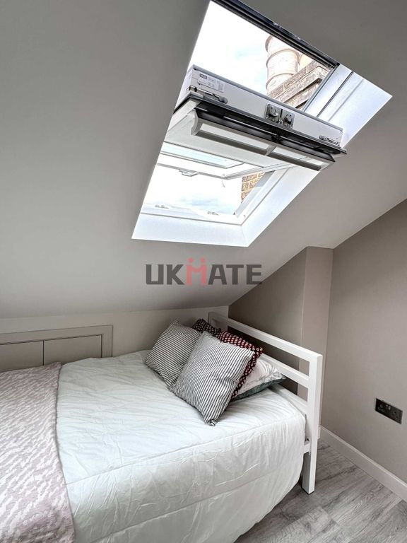 Property photo 2 of 5 A Cozy Double Bedroom Featuring A Clean, Neatly Ma...