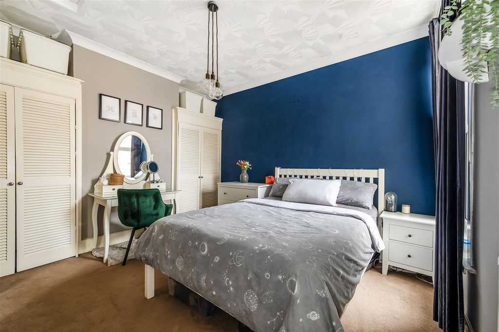 Property photo 3 of 23 Bedroom Angled.Jpg