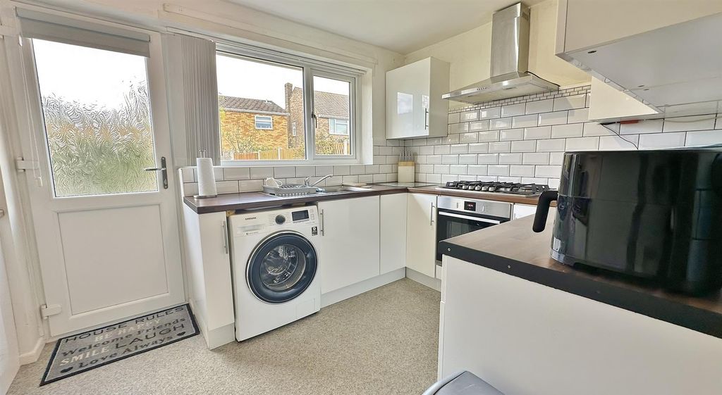 Property photo 3 of 11 Kitchen