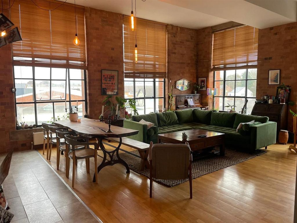 Property photo 2 of 20 B3359c23-A988-44E8-Bc6c-814B17090E45.Jpeg