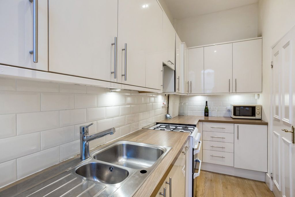 Property photo 3 of 7 Kitchen