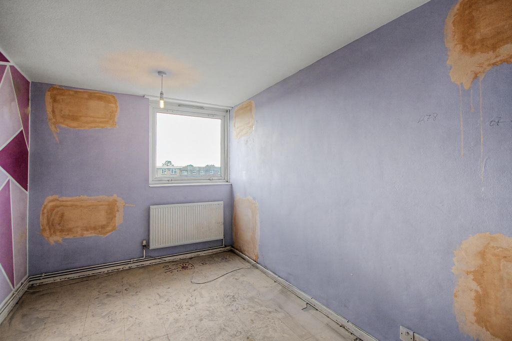 Property photo 3 of 12 15 Victor Court, Hornchurch, Rm12 4Xf