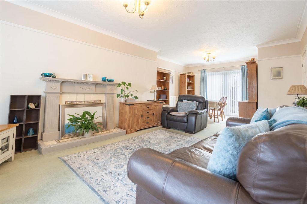 Property photo 2 of 9 Living Room / Diner