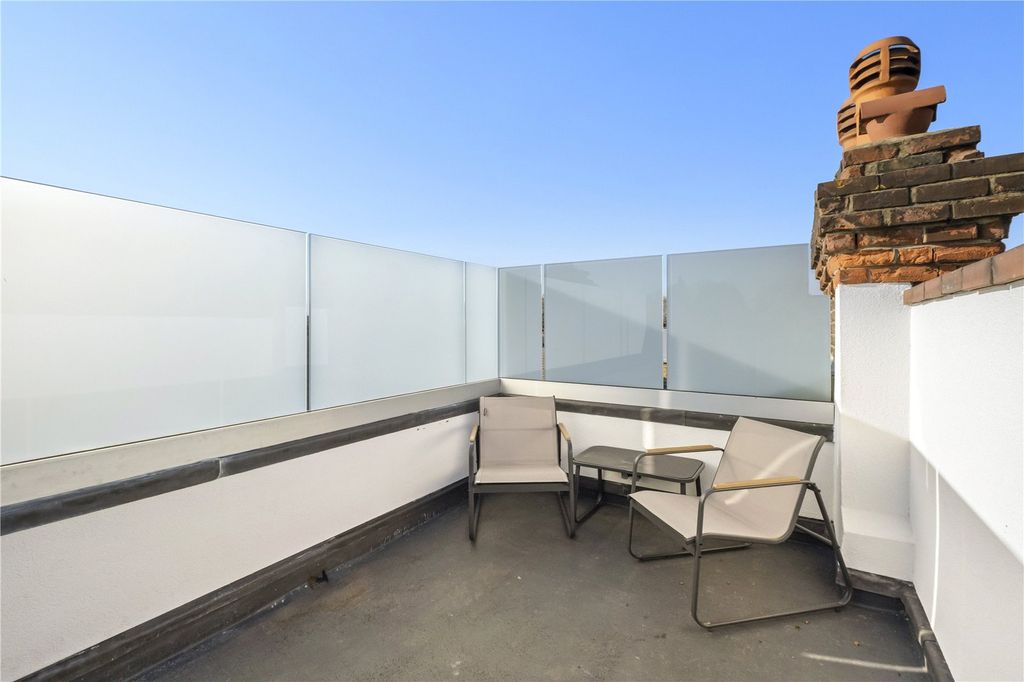 Property photo 3 of 18 Terrace