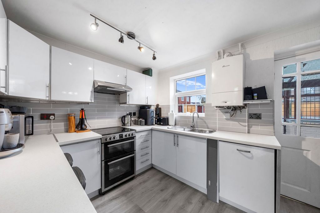 Property photo 3 of 20