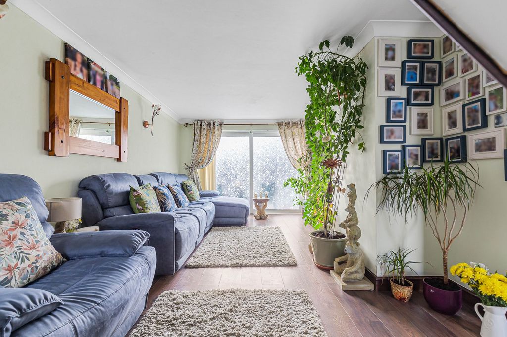 Property photo 2 of 25