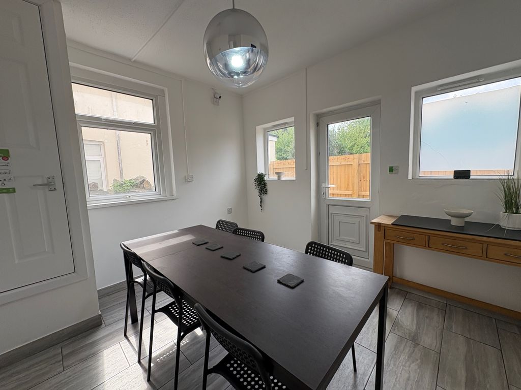 Property photo 3 of 12 68E4845d-6d33-438F-9Bb1-279626E83c3E