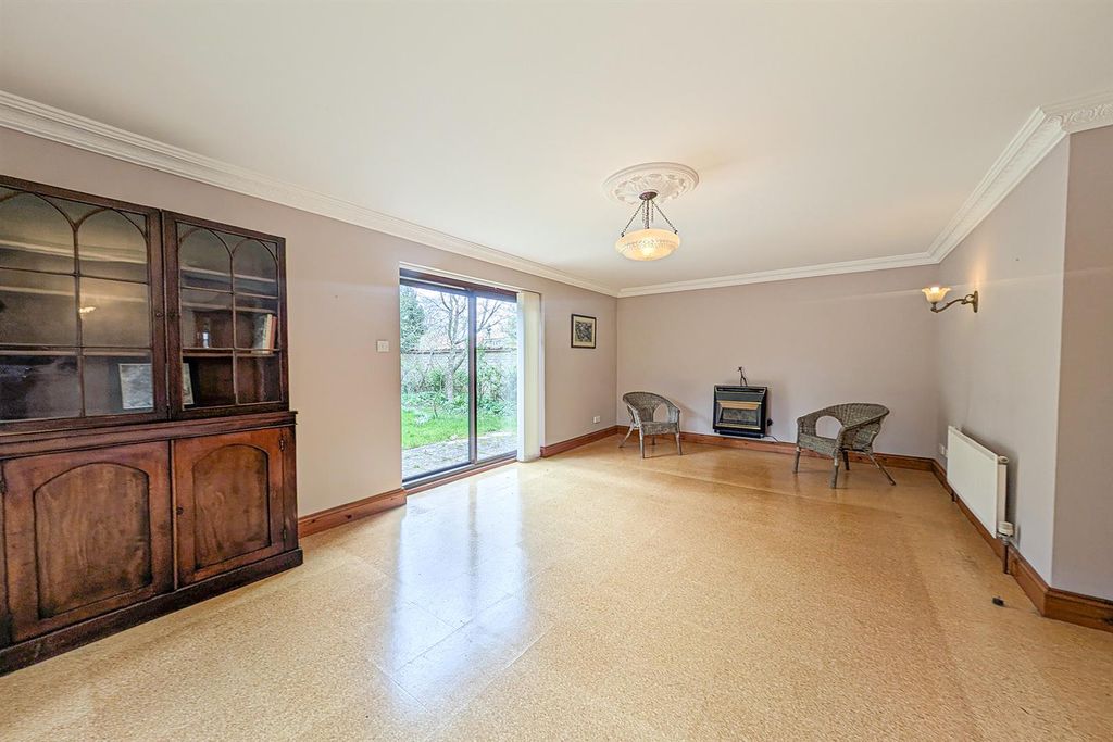 Property photo 2 of 22 Pxl_20260401_152215098 Lvg.Jpg