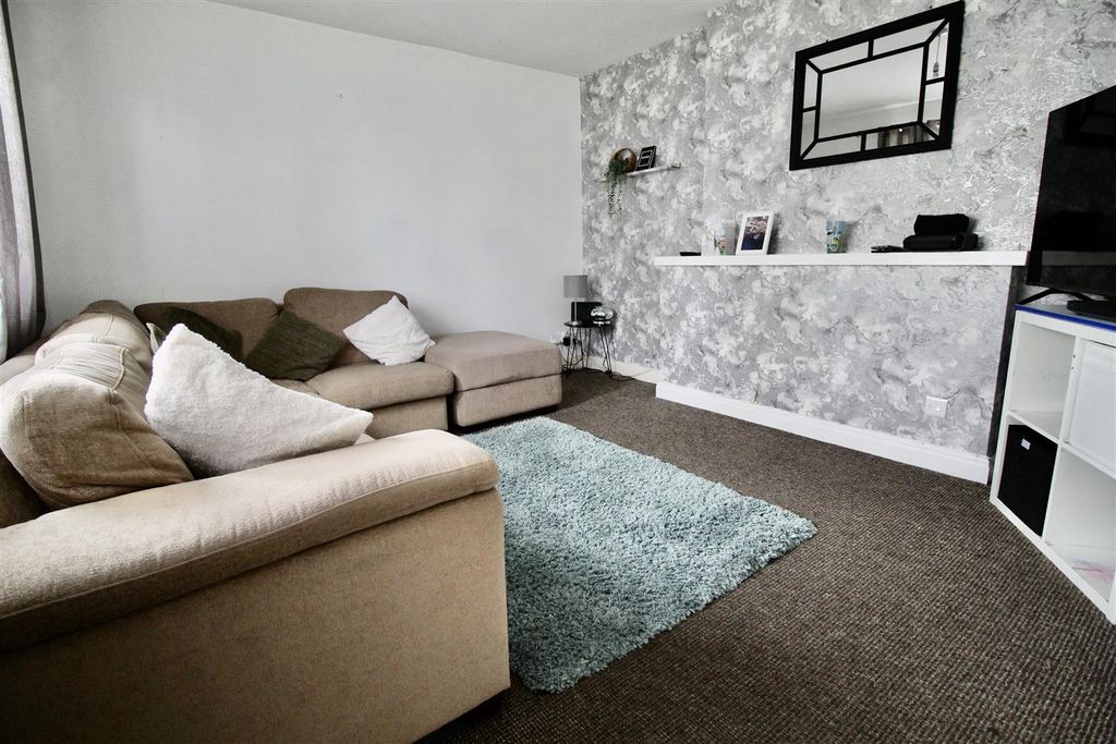Property photo 2 of 11 Lounge