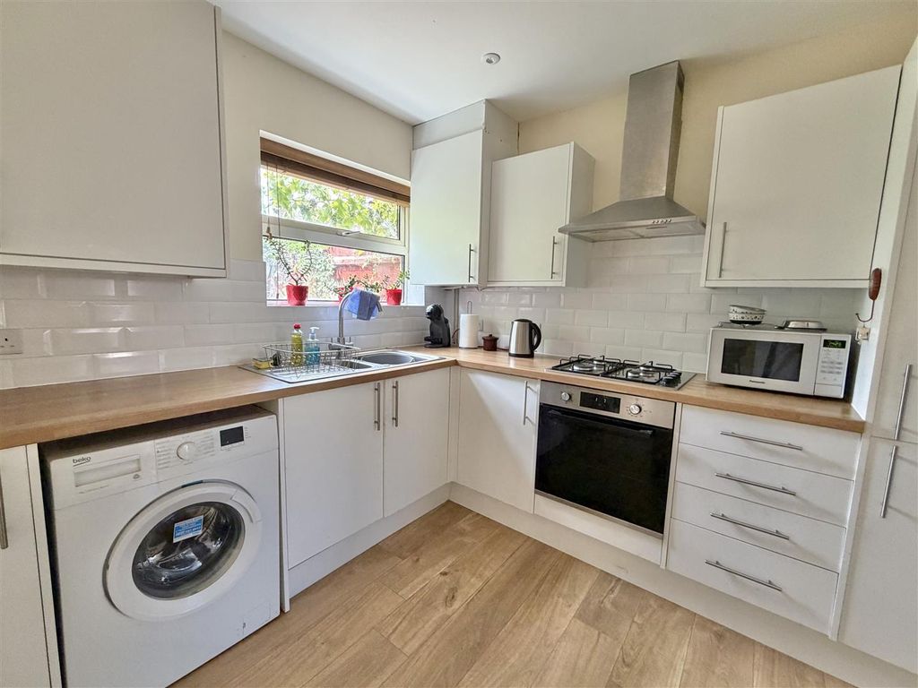 Property photo 3 of 17 Kitchen