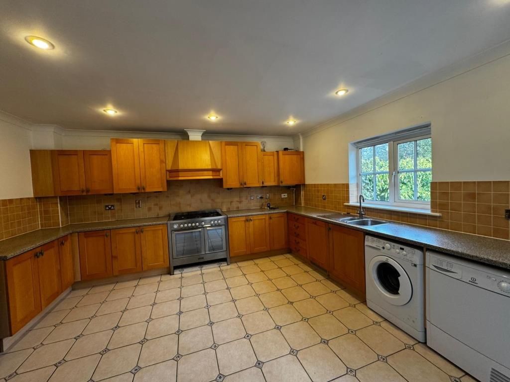 Property photo 3 of 14 Kitchen