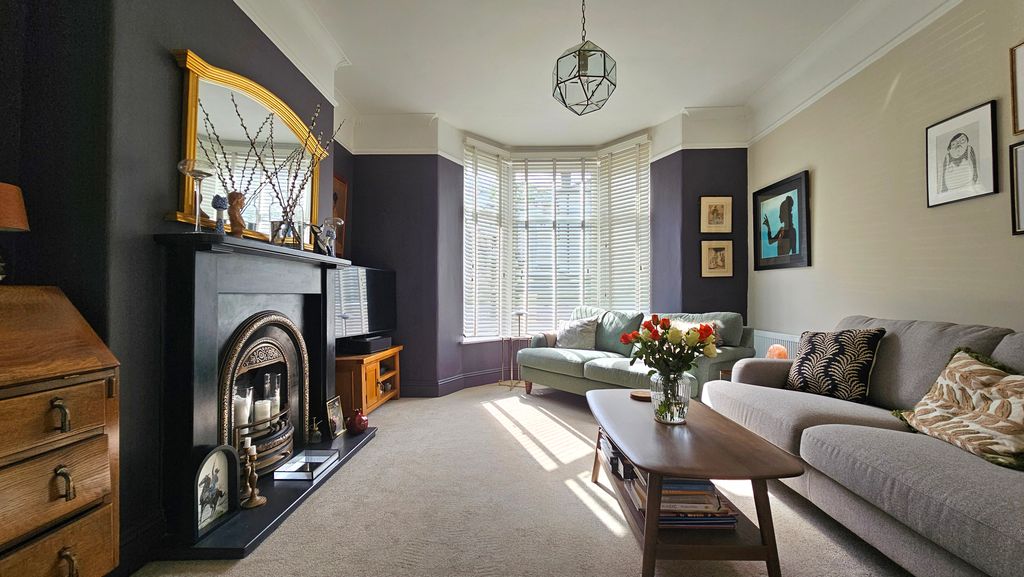 Property photo 2 of 19 Lounge