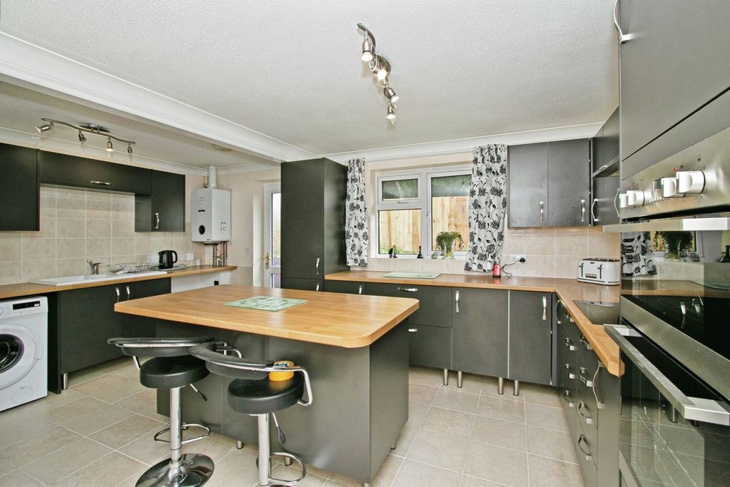 Property photo 3 of 14 Kitchen