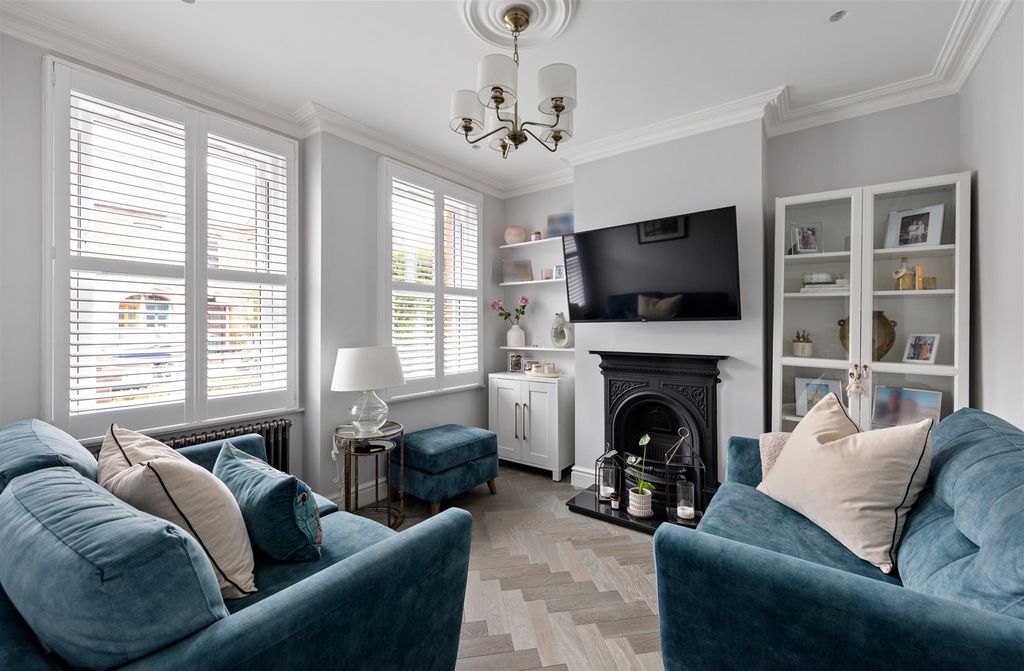 Property photo 2 of 32 Brettenham Road, E17