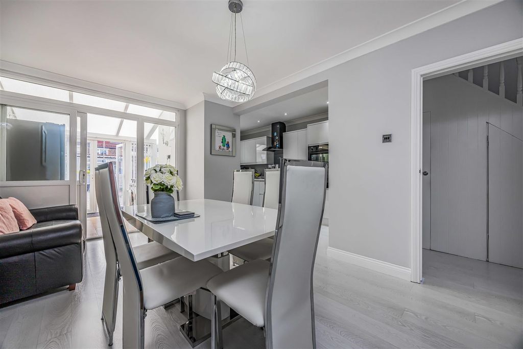 Property photo 3 of 23 61 Magdalen Road, Hilsea-Small-Porticomarketing-So