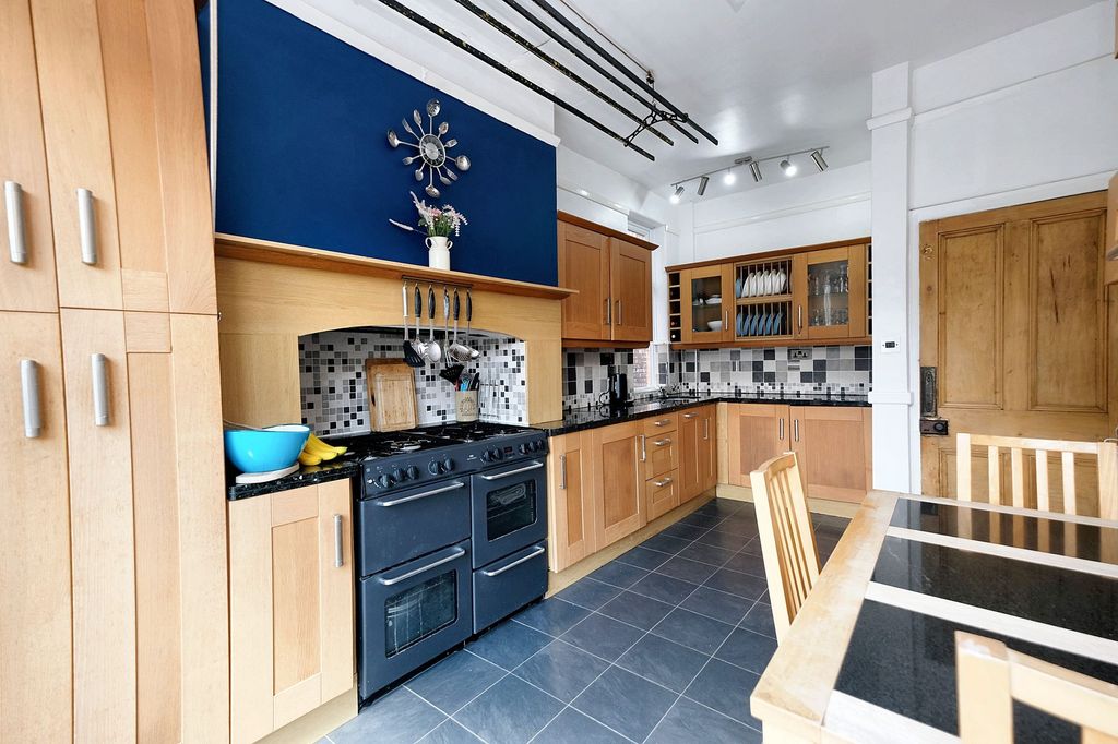 Property photo 3 of 44