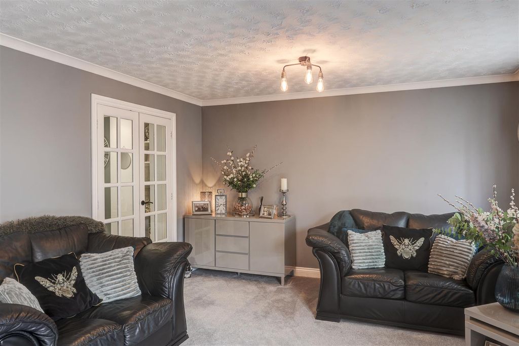 Property photo 3 of 21 Lounge