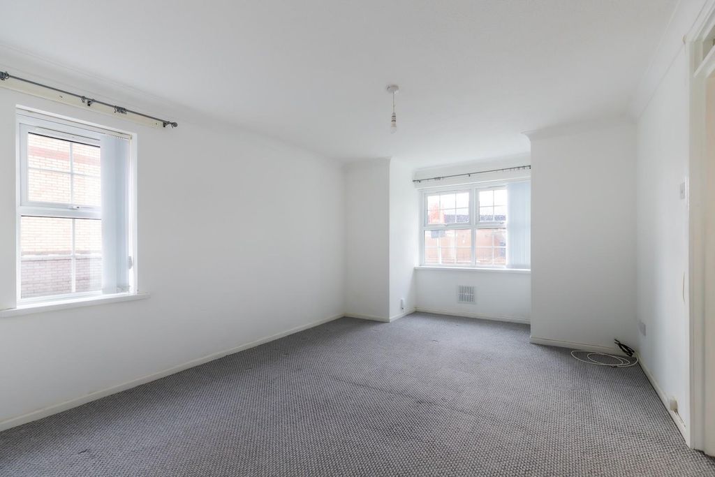 Property photo 3 of 11 Lounge