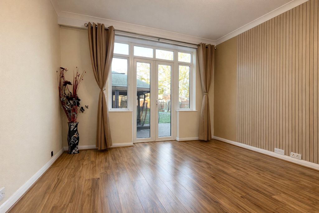 Property photo 3 of 16 Dining Room