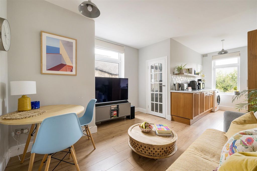 Property photo 2 of 33 Morley Road, E10