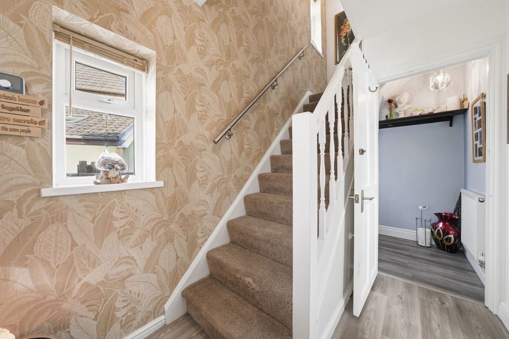 Property photo 3 of 27