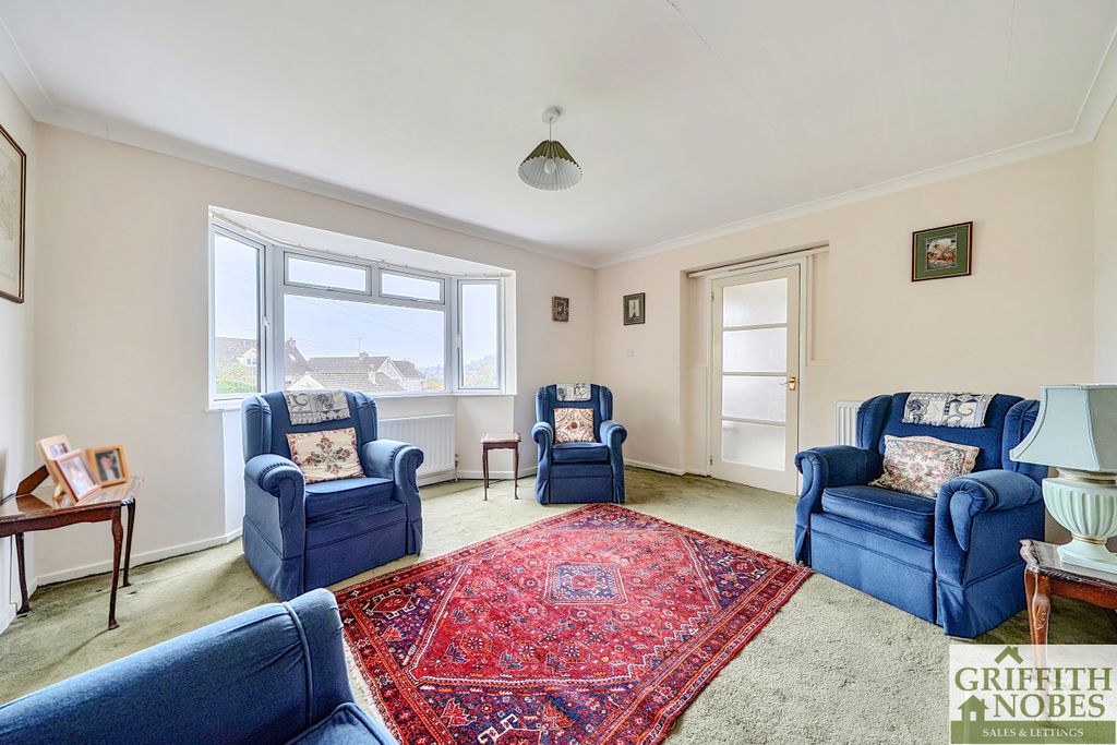 Property photo 3 of 19 Lounge