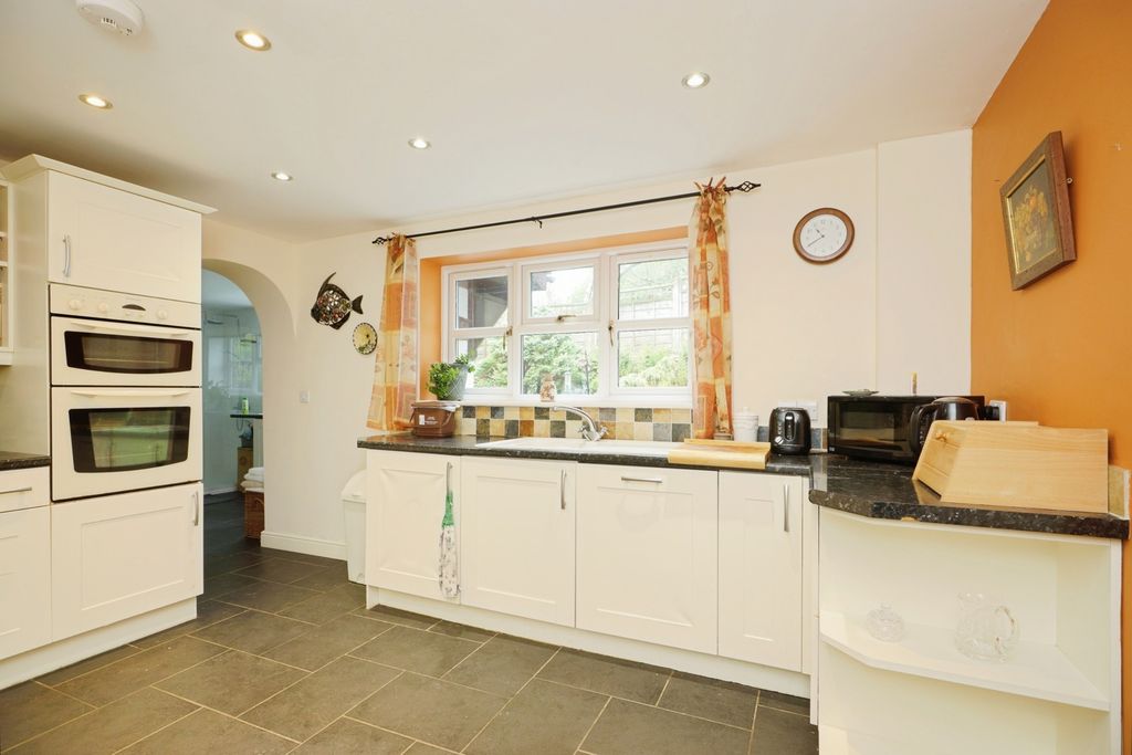 Property photo 2 of 29 Kitchen