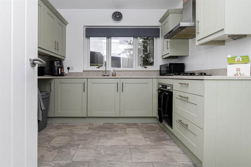 Property photo 3 of 27 Kitchen