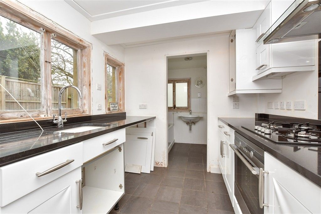 Property photo 3 of 10 Kitchen