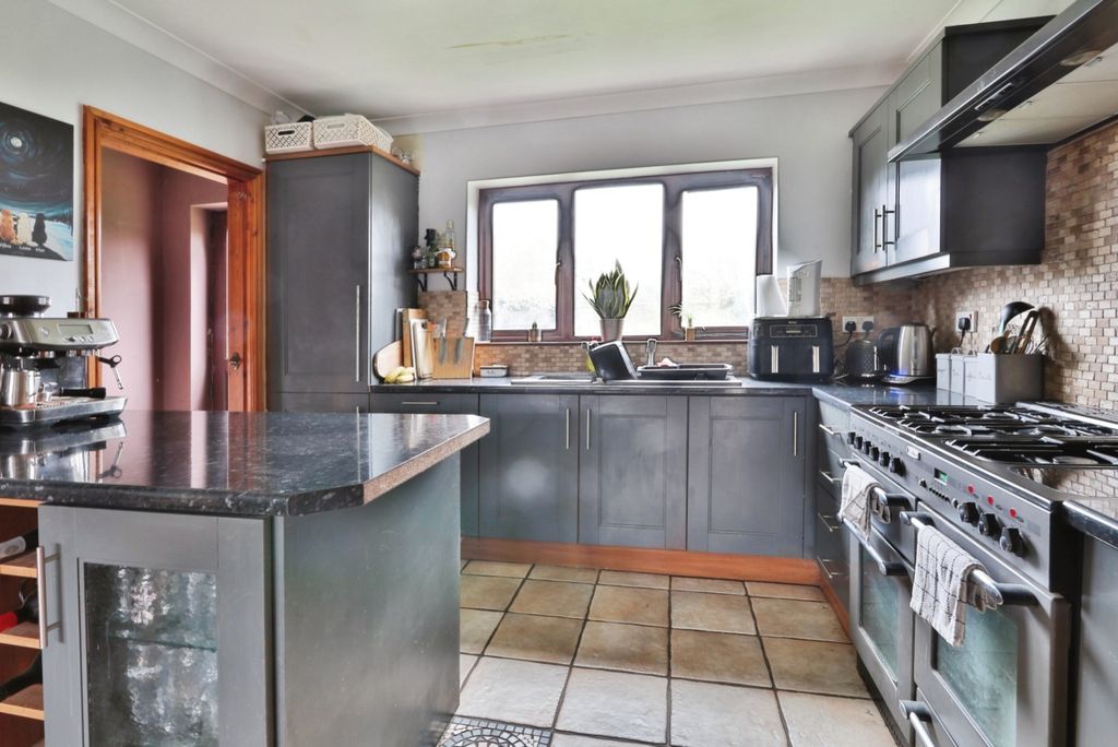 Property photo 2 of 18 3778646