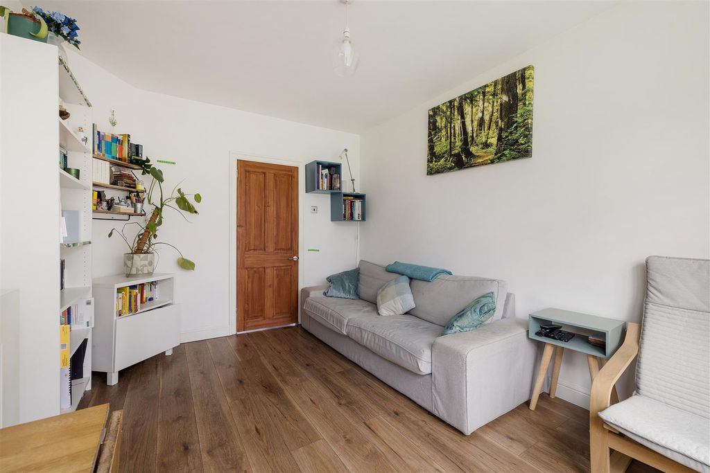 Property photo 2 of 18 Tudor Court, E17