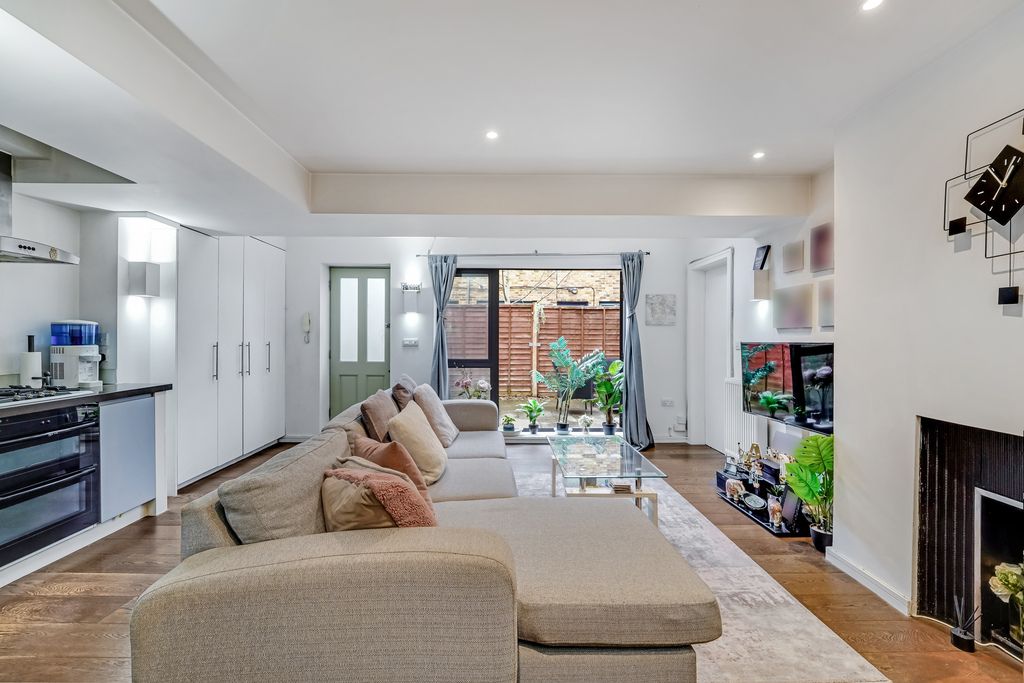 Property photo 2 of 8