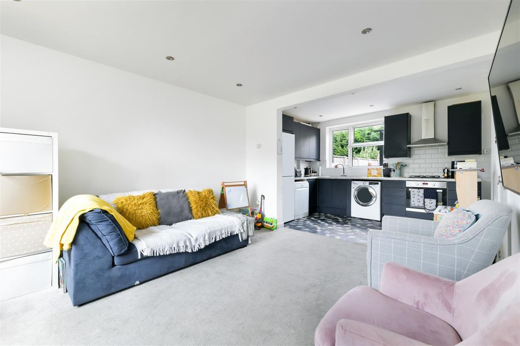 Property photo 3 of 13 Bletchingley Close (1).Jpg