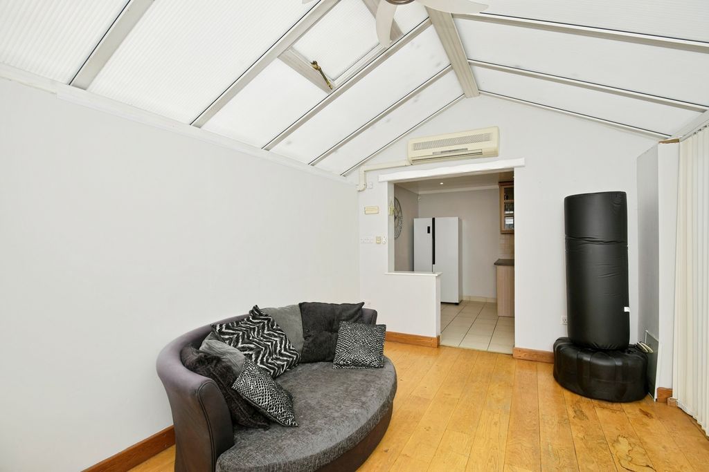 Property photo 3 of 16 Conservatory Interna