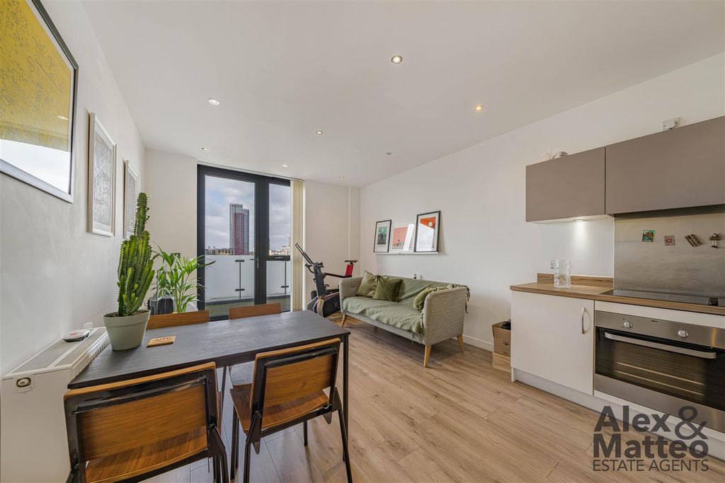 Property photo 3 of 15 Osier House