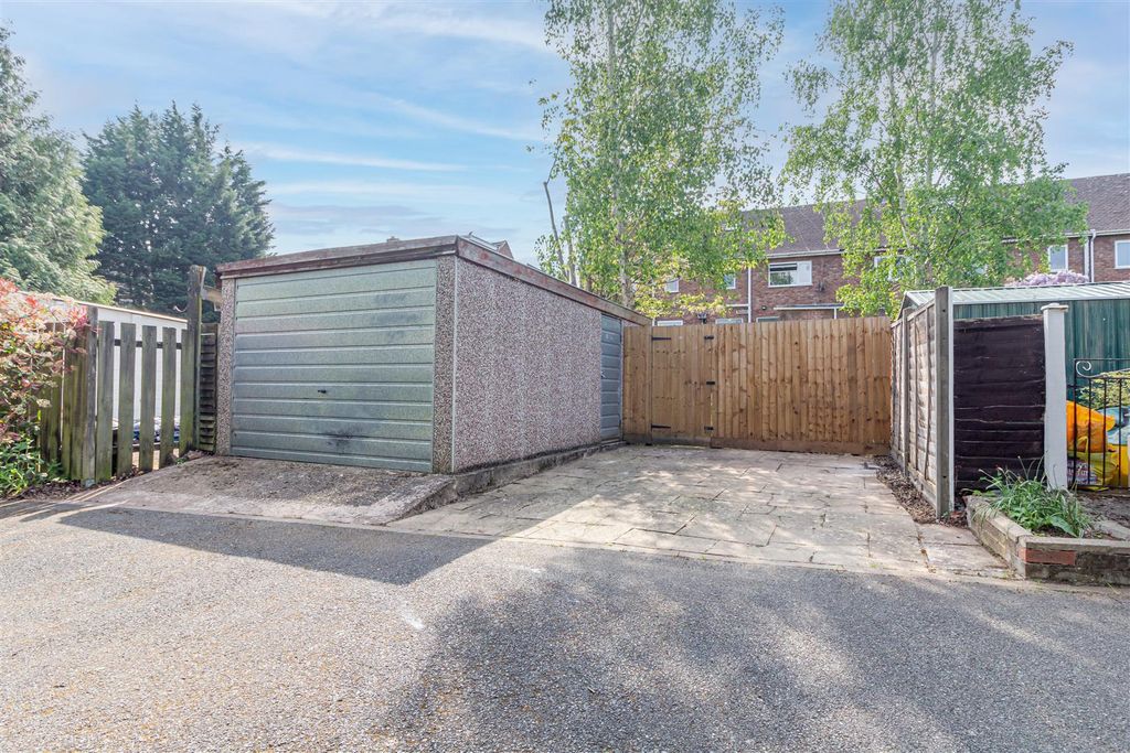 Property photo 3 of 19 Garage.Jpg