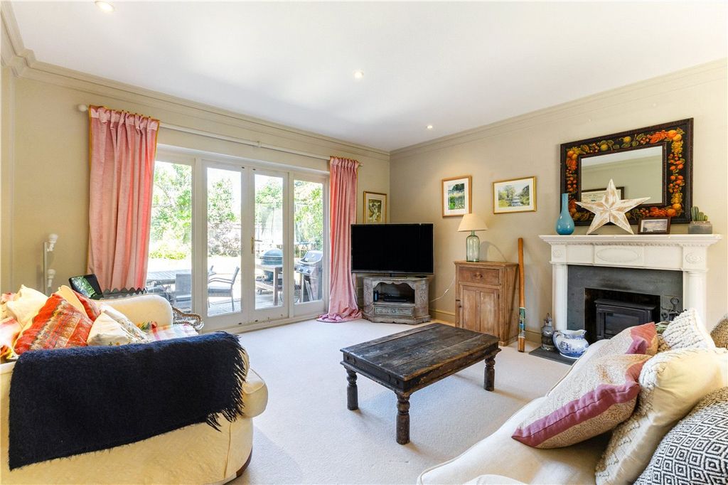 Property photo 2 of 23 Sitting Room